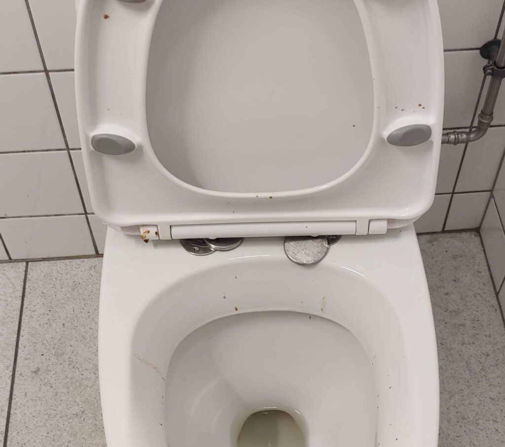 ikke rengjort offentligt toilet